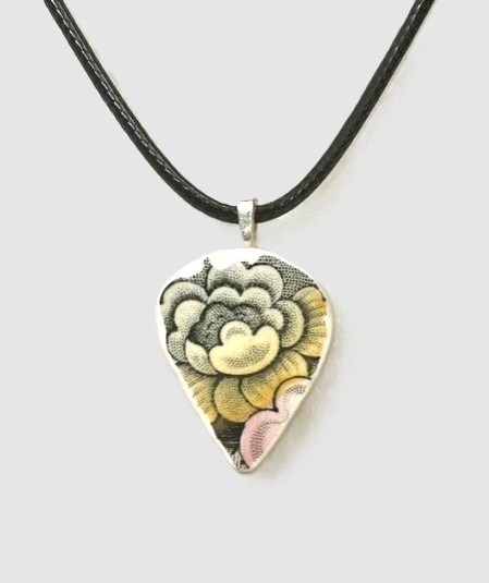 Mixed Flower Teardrop Neklace